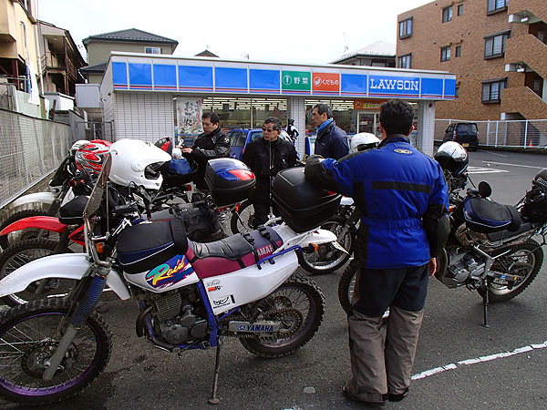 コンビニで休憩中